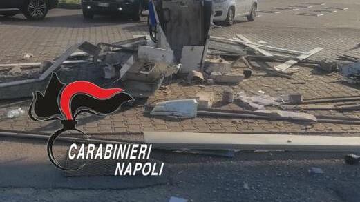 Bomba al distributore di benzina per svaligiare la cassa: paura a Napoli