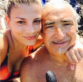 Emma Marrone, sexy in calze a rete 25
