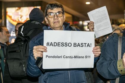 Milano, arriva la protesta dei pendolari: "#Adesso basta disservizi, cancellazioni e poca sicurezza" 5