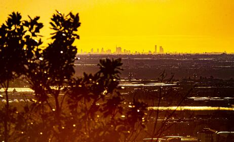 Bergano, lo skyline di Milano ben visibile dalle mura di città alta 2