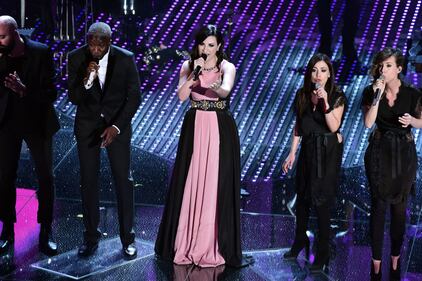 Sanremo 2016: gli abiti della prima serata 41