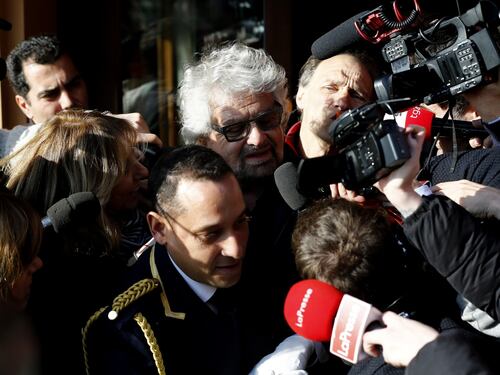 I No Vax contro Grillo: "Venduto a Big Pharma"