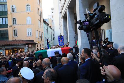 Sparatoria Trieste, in migliaia salutano gli agenti uccisi 6