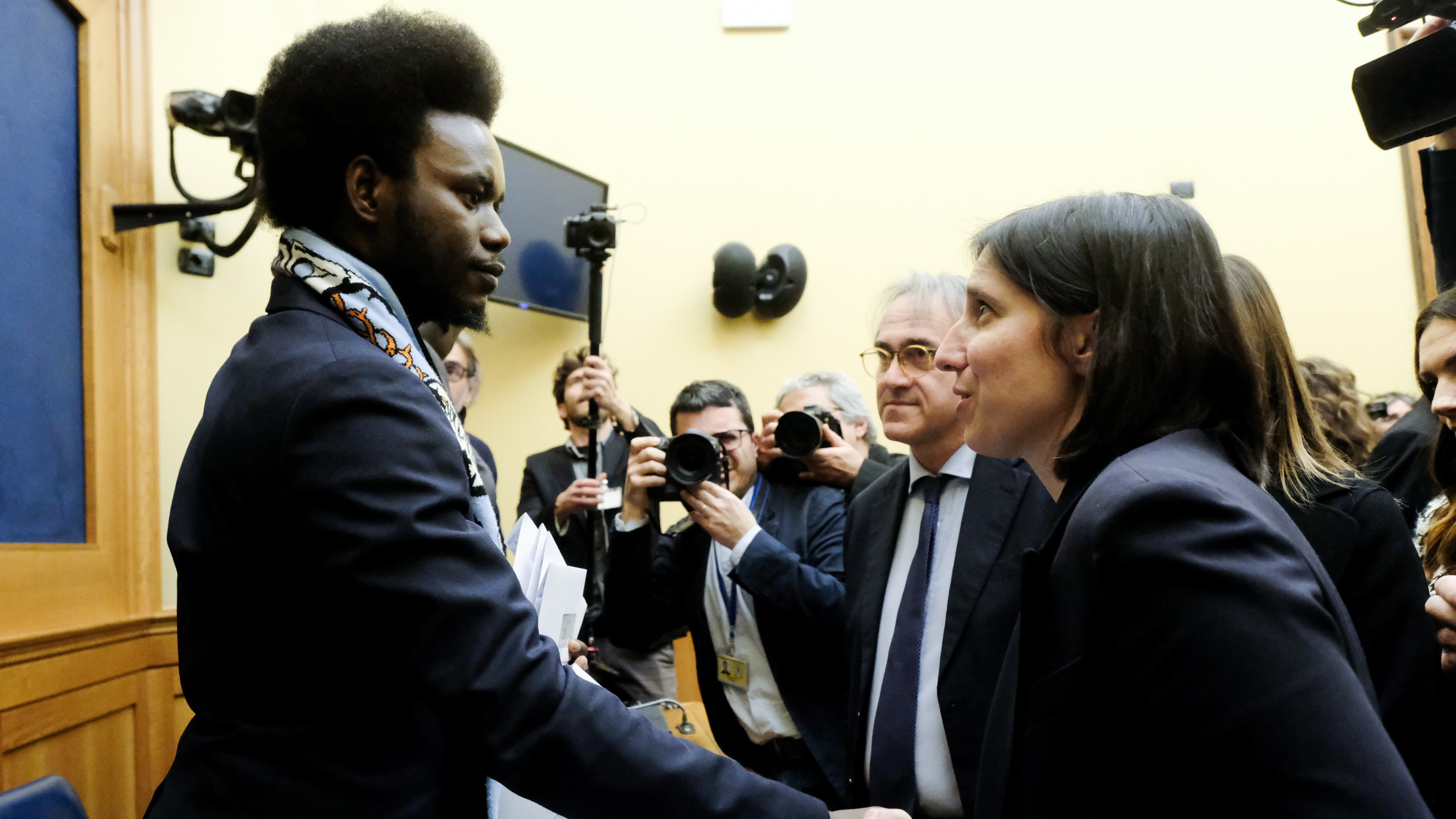 La sinistra blocca l'Aula per processare la premier