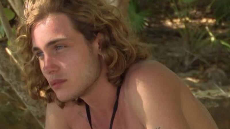 Scatta la punizione per Pietro Fanelli. Il poeta ha violato il regolamento all’Isola dei Famosi