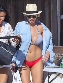 Charlotte McKinney: seno esplosivo in spiaggia 26