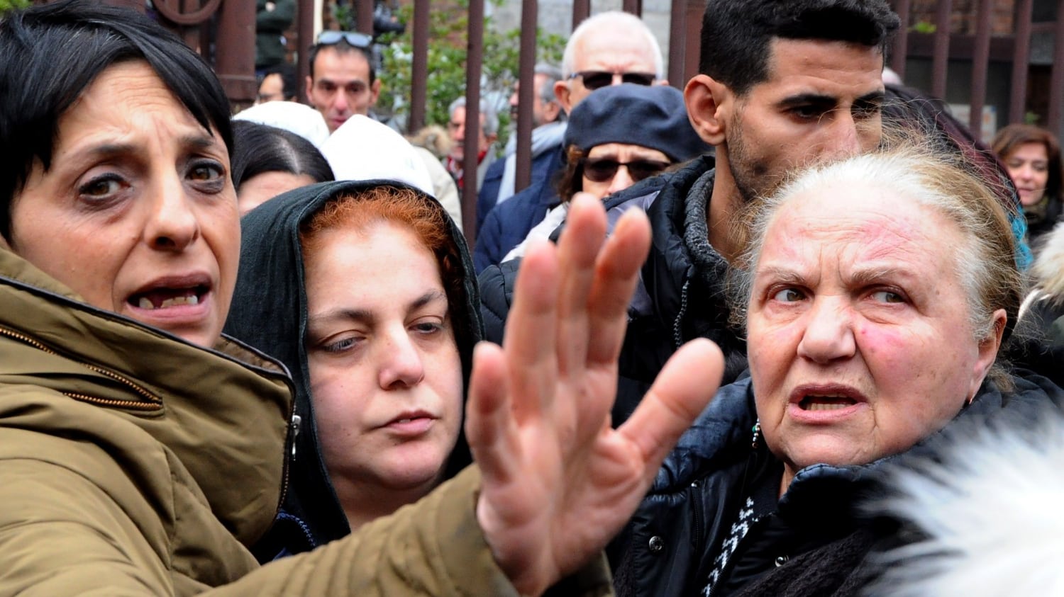 Jessica senza pace neanche in chiesa. Il suo funerale finisce con una rissa