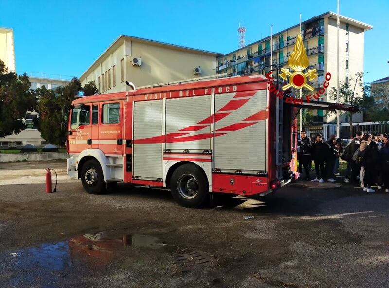 Incendio doloso in una scuola milanese 7