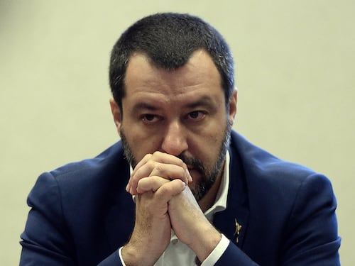 Dl Sicurezza, Salvini deride così l'Anpi :"Nostalgici bandiere rosse"