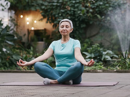 Ringiovanire con lo yoga: consigli e posizioni per gli over 70