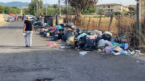 Roma, rifiuti inondano la strada a Tor Bella Monaca 1