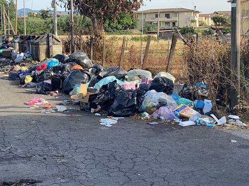 Roma, rifiuti inondano la strada a Tor Bella Monaca