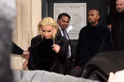 Kardashian cambia look: caschetto biondo platino 1