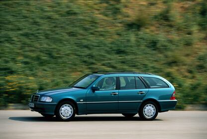 Mercedes Classe C, 30 anni di lusso in formato compatto: guarda le foto 8