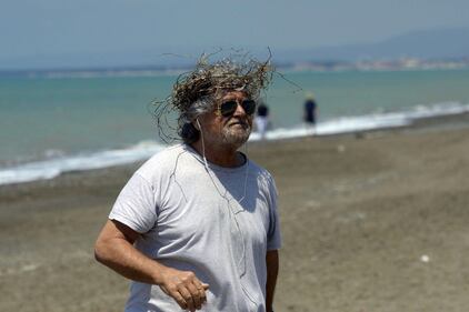 Grillo in riva al mare con una corona di spine 7