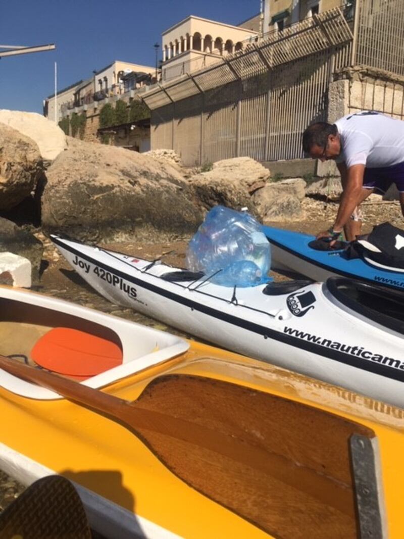 Taranto, canoisti all’opera ripuliscono il mare dalla plastica 8