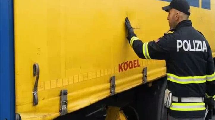Immigrato raggiunge l'Italia aggrappato a un tir. Ma muore schiacciato dal mezzo