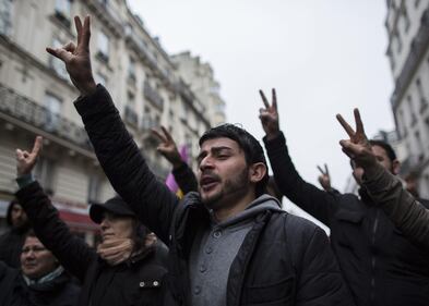 Proteste a Parigi dopo l'uccisione di tre donne del Pkk curdo