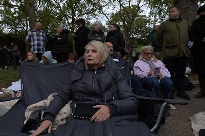 Le lacrime e il tributo della folla al funerale della Regina Elisabetta 1