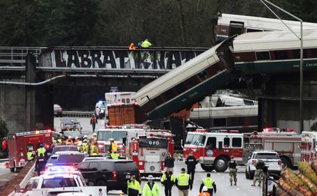 Seattle, treno deraglia e precipita sull'autostrada 1