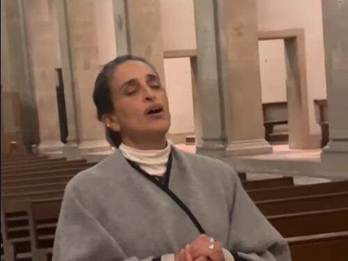 “Angeli della pace, proteggete i miei cari”: Noa bloccata a Firenze canta in chiesa