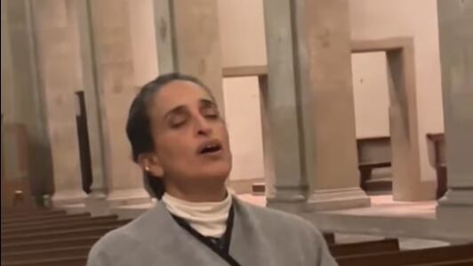 “Angeli della pace, proteggete i miei cari”: Noa bloccata a Firenze canta in chiesa