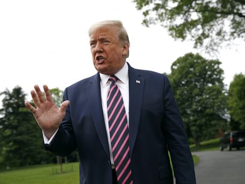 Adesso Twitter censura Trump. The Donald fa guerra ai social