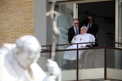 Il Papa lascia l'ospedale 6