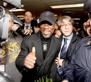 Seedorf, l'arrivo a Linate e a San Siro 8