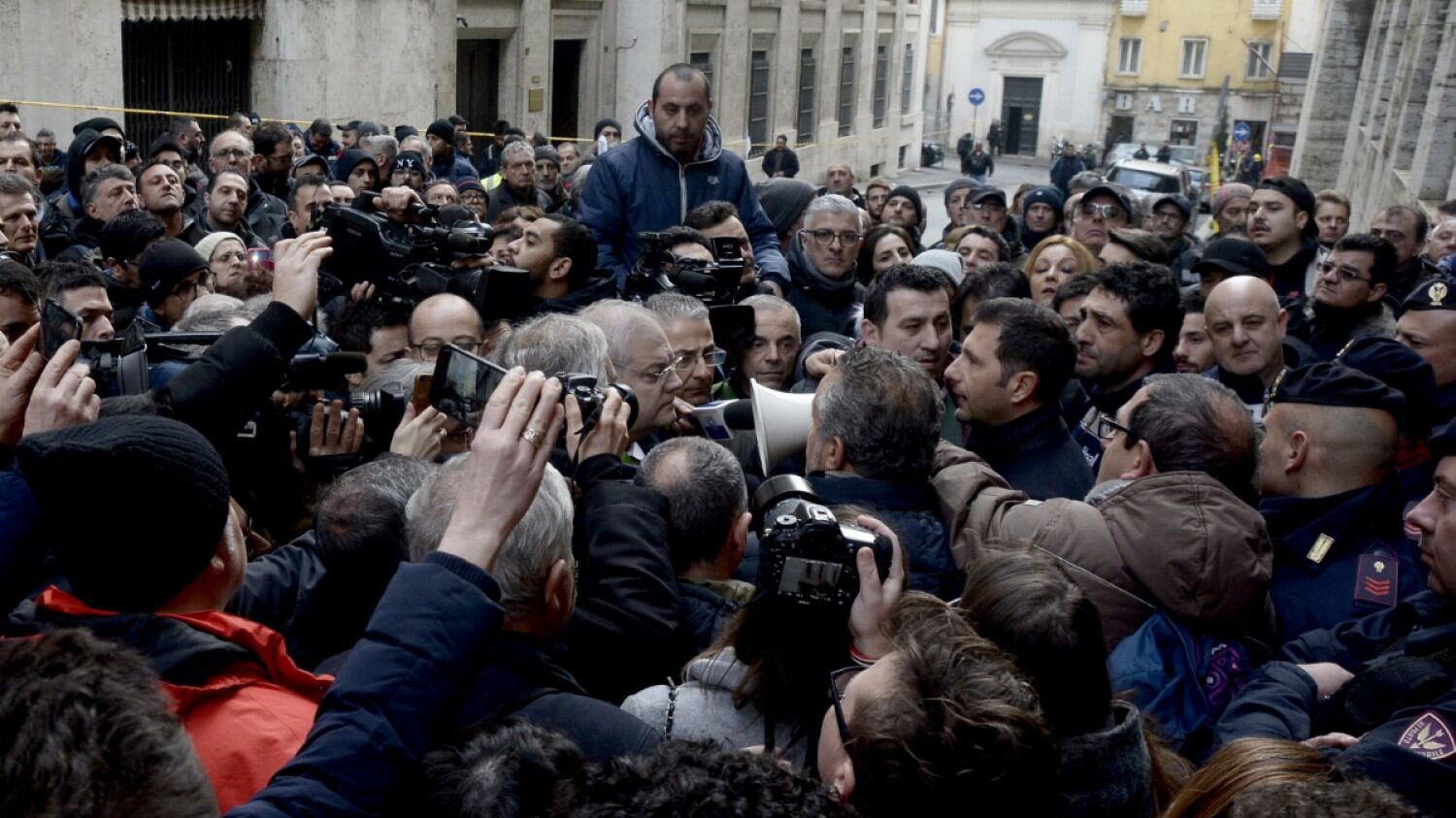 "Hai fatto passare il Jobs Act". Grasso contestato dagli operai