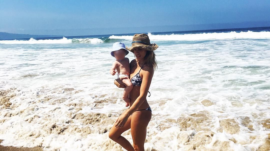 Elisabetta Canalis, a tutta famiglia dall'Italia a Malibu