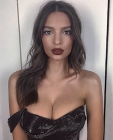 Emily Ratajkowski senza reggiseno al superbowl 26