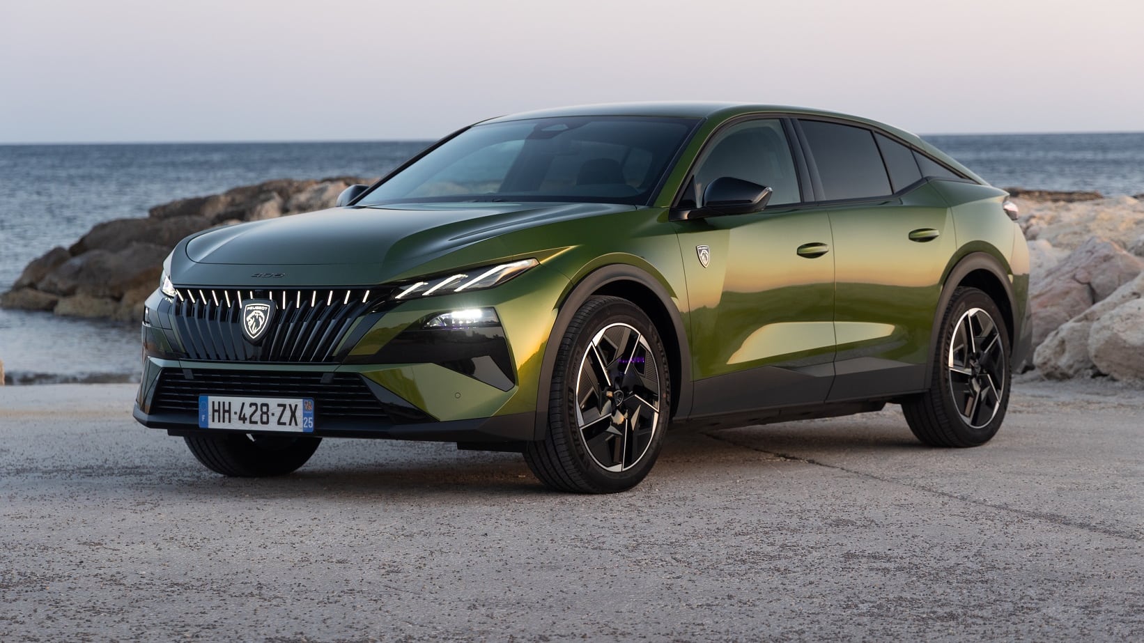 Il test al volante della nuova 408: stile, sostanza e anche tanto comfort