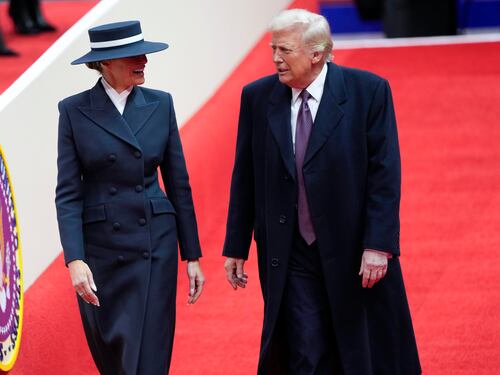 Melania con il cappello anche alla cena di gala. E il décolleté di lady Bezos