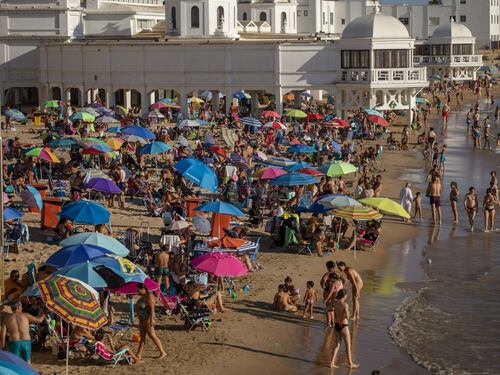 Allarme giovani in Europa: contagi in crescita. Spagna sopra quota mille, mai così da maggio