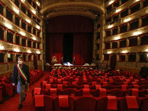 Orchidee dalla Loren e stella di David al collo: il lungo addio alla Valeri