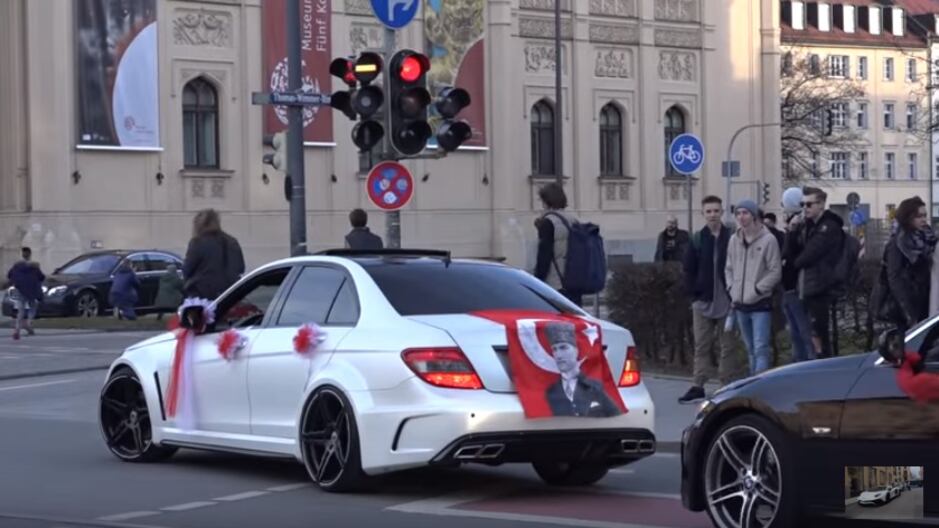 Germania, spari in aria e cortei di auto da corsa: il caos dei matrimoni turchi