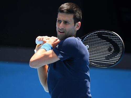 Parigi non vale un siero. Nole No-Vax accerchiato si consola con i suoi fan