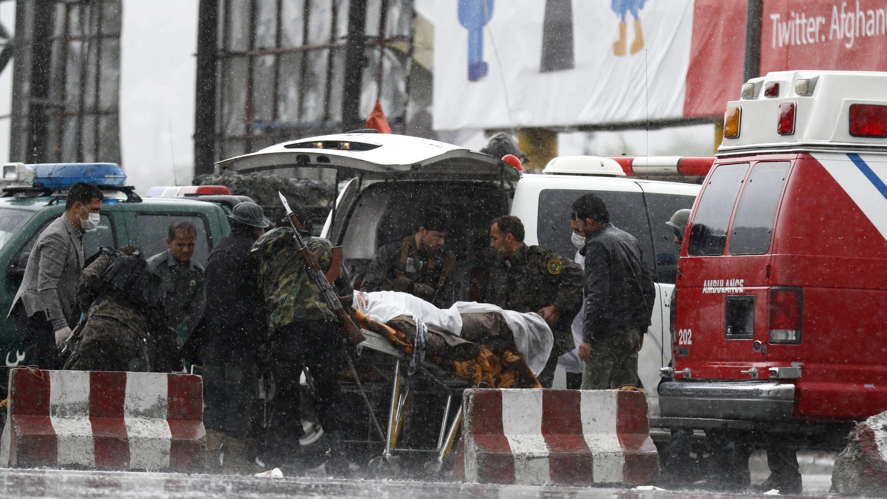 Attentato nel centro di Kabul: almeno 24 morti