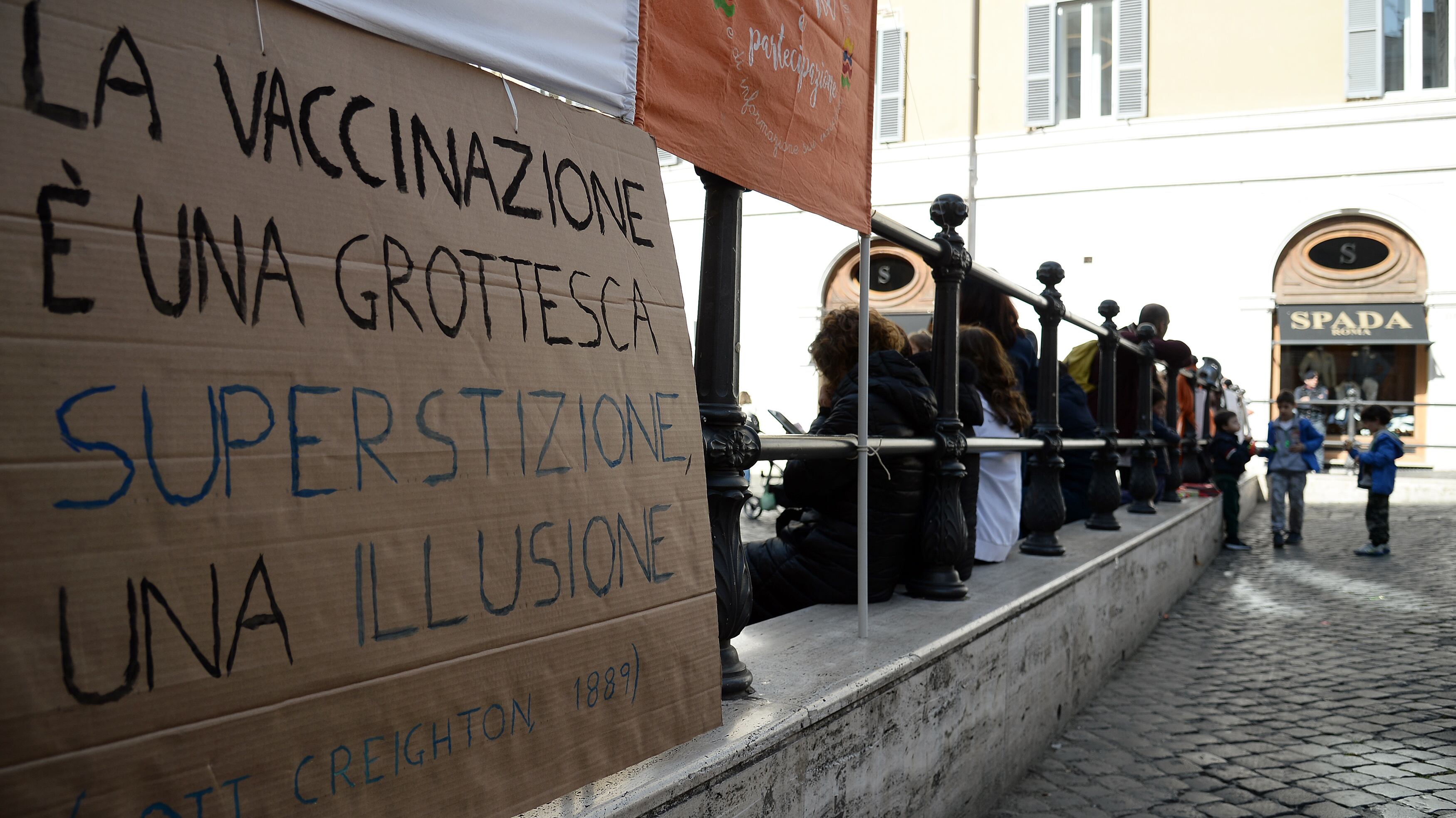"Serve il piombo...": i no vax minacciano Salvini, Meloni e Di Maio