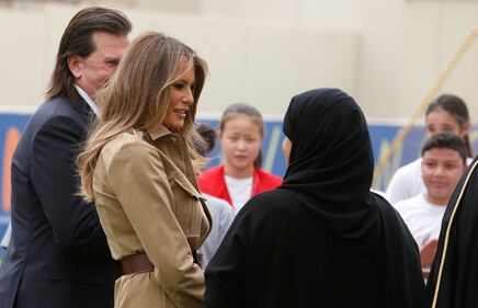 Malania Trump in Arabia Saudita senza velo: tutti i look della First Lady 11
