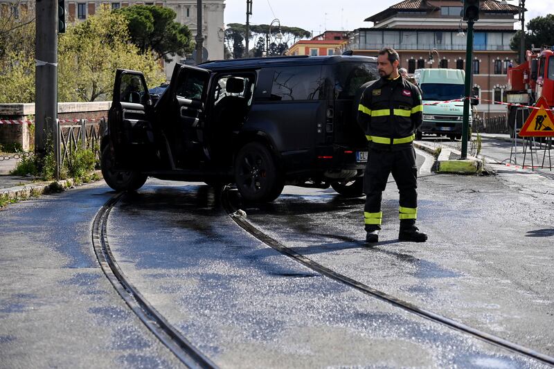 Paura per Immobile, si schianta contro un tram a Roma: le immagini dell'incidente 17