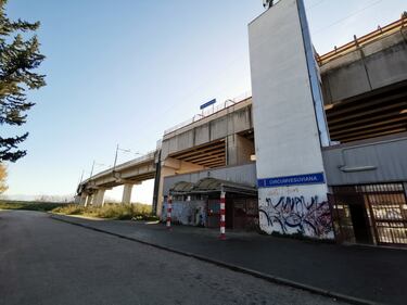 Nella stazione da incubo, tra svastiche, scritte razziste e abbandono 13