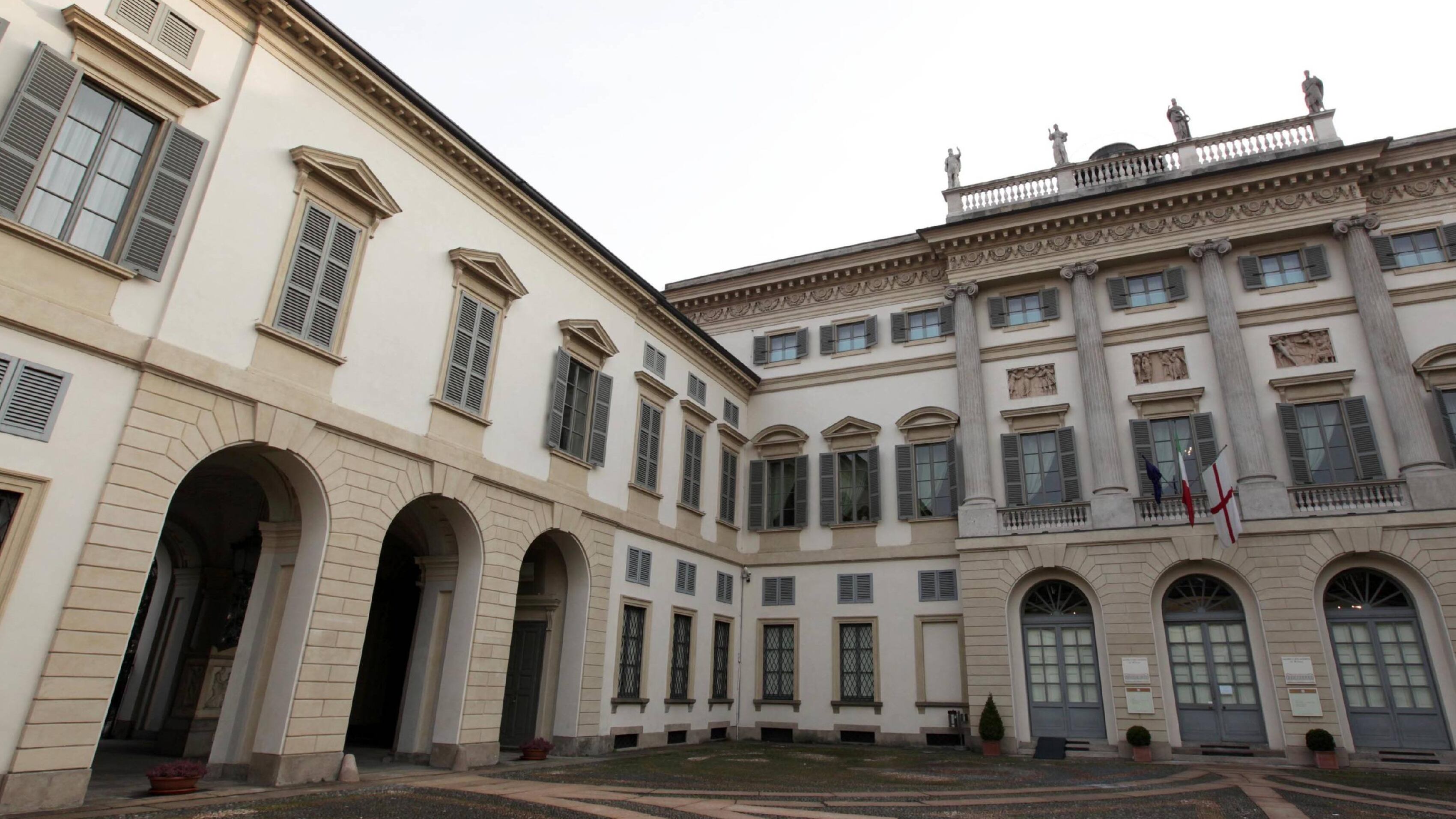 Tutti in coda per andare al ristorante dei disabili