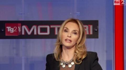 La scollatura della giornalista in diretta su Rai Due