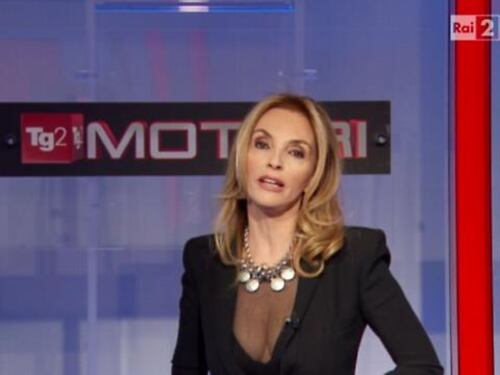 La scollatura della giornalista in diretta su Rai Due