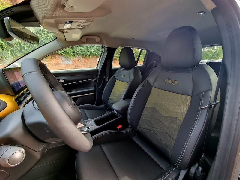 Jeep Avenger 1.2 Summit: guarda la gallery del city SUV americano 16