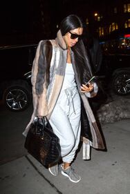 Kim Kardashian hot: bionda e scollata su Twitter 56