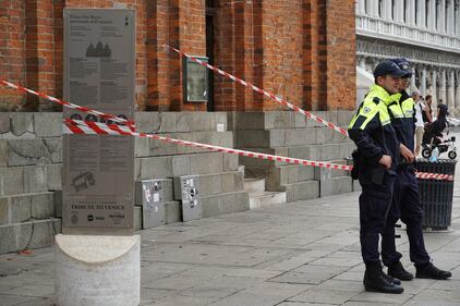 Maltempo, cadono frammenti dal campanile di San Marco 3