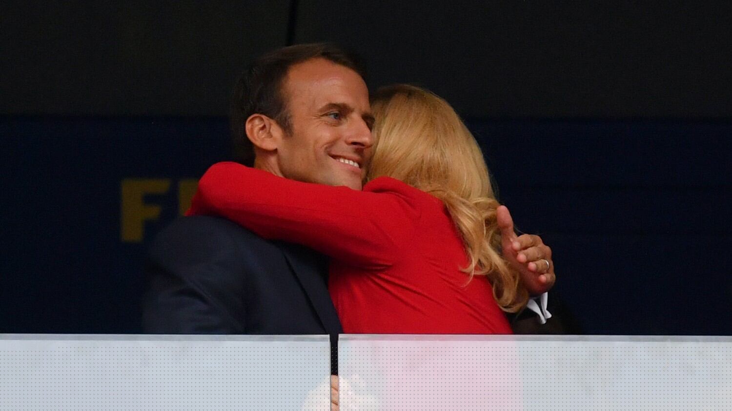 Alla finale Macron si stringe alla presidente croata: Brigitte è gelosa?